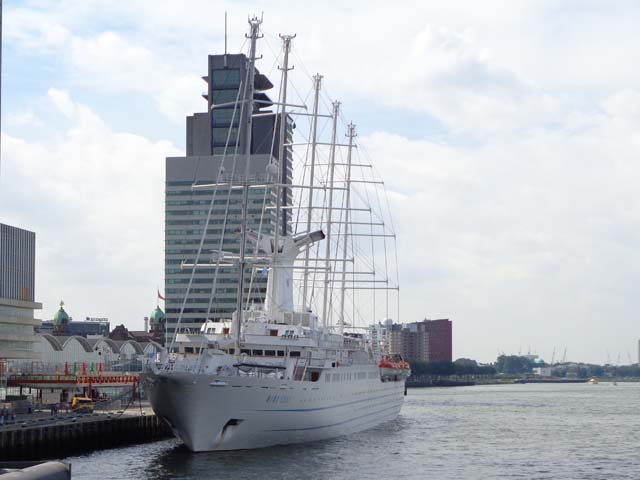 Cruiseschip ms Wind Surf van Windstar Cruises aan de Cruise Terminal Rotterdam